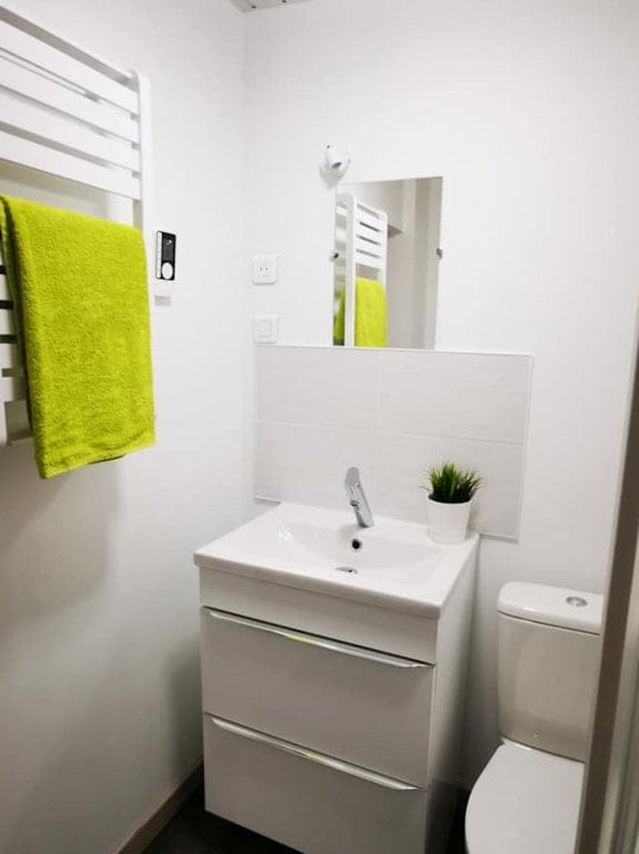 Petite salle d'eau avec lavabo wc et sèche-serviettes