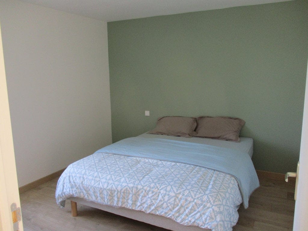 Lit 2 places dans une chambre vert sauge dans le gîte Le Graizeau