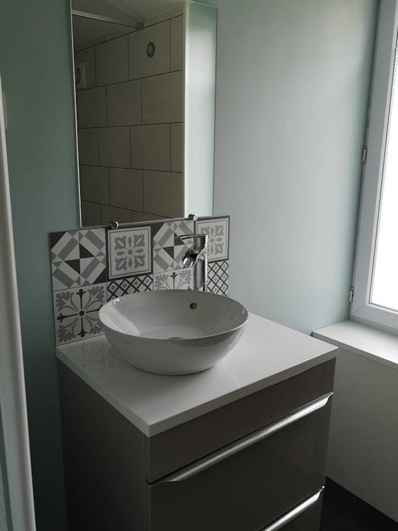 Lavabo dans la salle d'eau du gîte