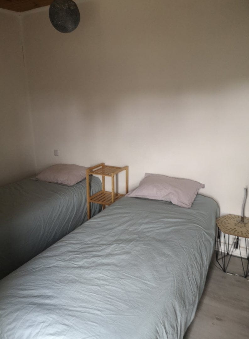 Chambres avec deux lits simples prêts à coucher