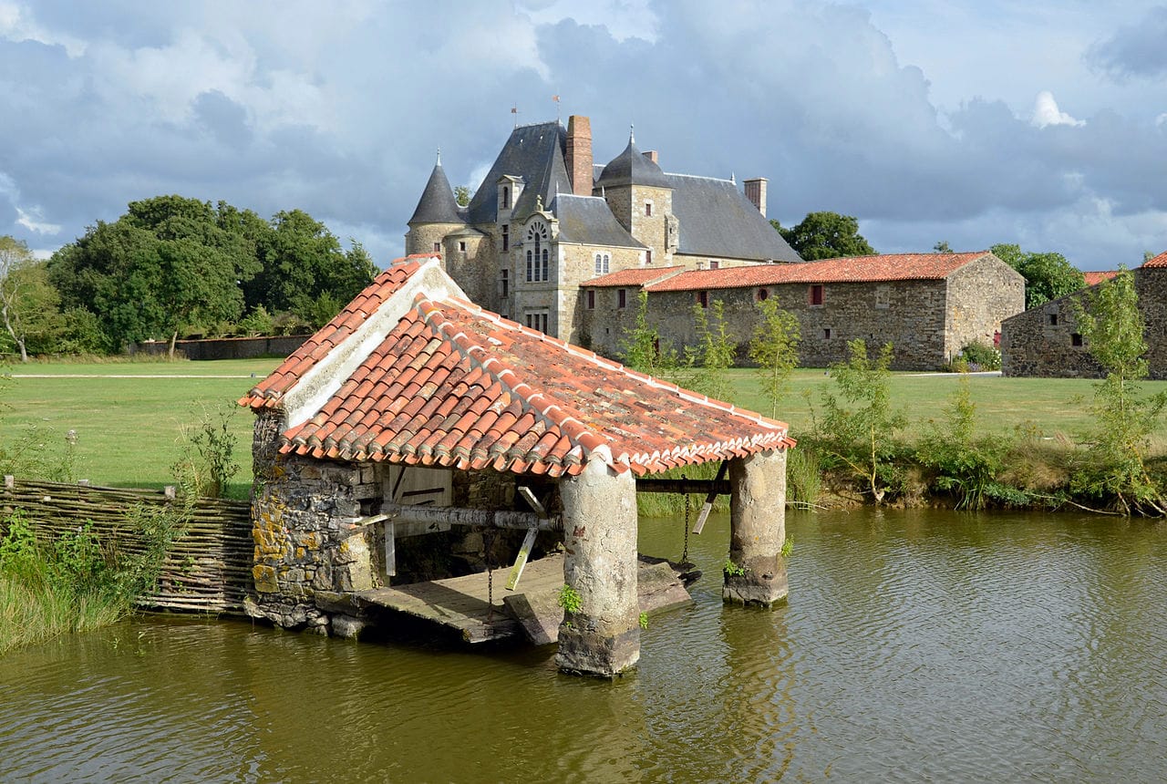 Vue aérienne du batiment enherbé Historial de la Vendée