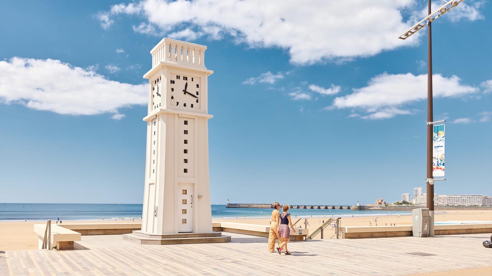 Pendule sur le remblai de la grande plage Les Sables d'Olonne