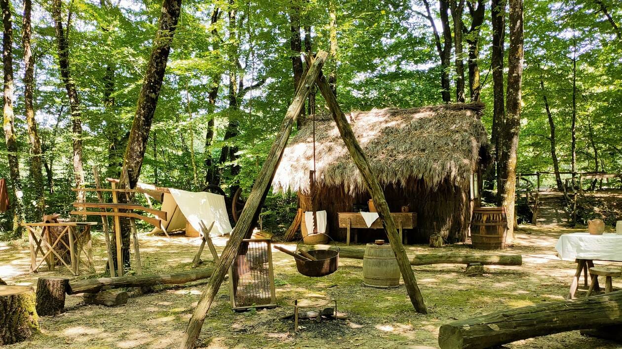 Le refuge reconstitué de Grasla en forêt de Les Brouzils